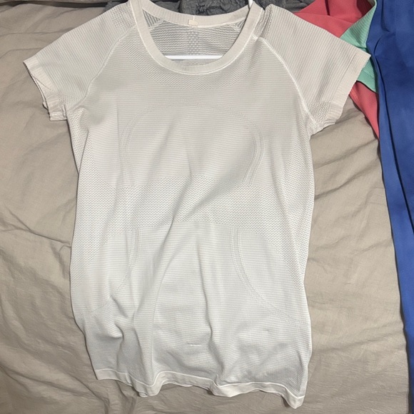 lululemon athletica White Mesh Short Sleeve Top - Picture 1 of 1